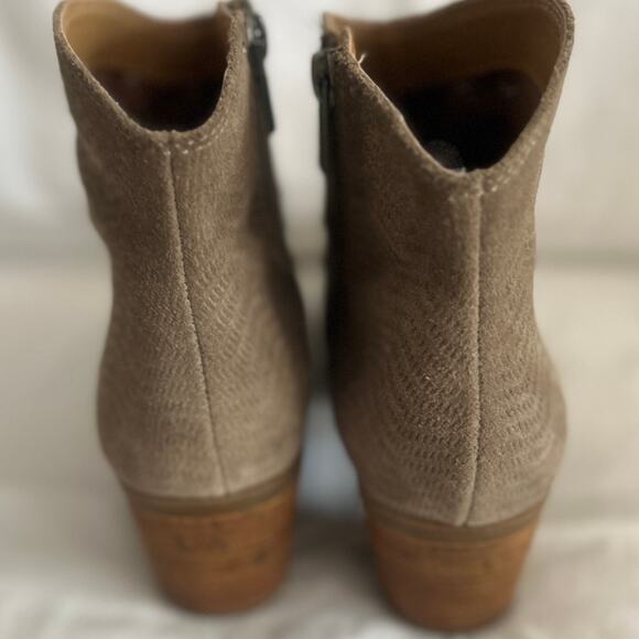 LUCKY BRAND LP Paise Zig Zag Texture Taupe Beige Suede Zip Ankle Boots Booties 8 - Picture 4 of 8